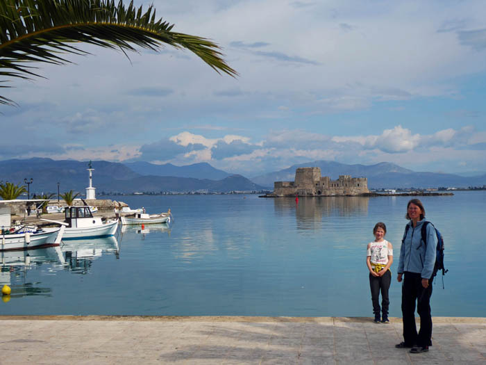 einer Umfrage zufolge halten die Griechen Nafplion für die schönste Stadt des ganzen Landes, in den Dreißigerjahren des 19. Jahrhunderts war sie sogar Hauptstadt; Blick von der Hafenpromenade auf die kleine Festungsinsel Bourtzi