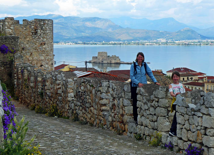 auf der Höhe der langen, schmalen Halbinsel über dem Hafen wacht die Festung Akronafplion, bestehend aus einer griechischen, einer fränkischen und einer venezianischen Burg