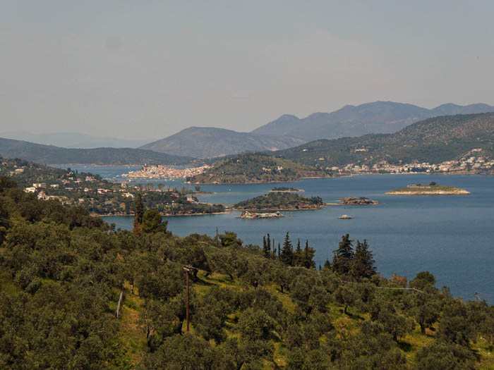 ein nur 100 m breiter Kanal trennt die malerische Insel Poros vom Festland; dahinter die vulkanische Halbinsel Methana, unser nächstes Ziel