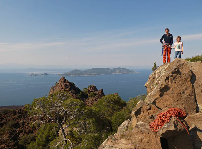 ein bezeichneter Wanderweg führt hinauf aufs zerklüftete Gipfelplateau, die höchste Spitze verlangt leichte Kletterei; im Norden die Insel Angistri