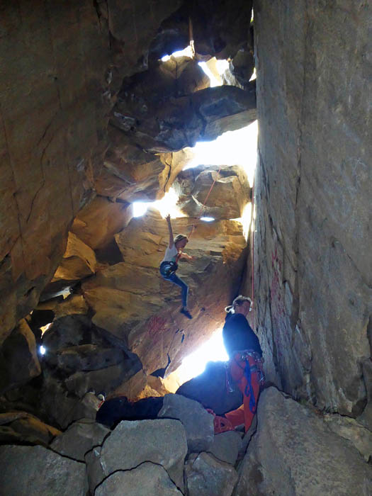 auch in den Schlünden der Gipfelregion findet man wieder etliche bizarre Kletterrouten: die furchtlose Ronja beim Abseilen aus der Route „Cave“, 5c - der letzte Ausbruch fand 230 v. Chr. statt und die Schlote sind längst erkaltet