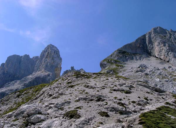 am Steiglpass zeigt sich neben der Bischofsmütze der charakteristische Abbruch am SO-Kamm der Armkarwand