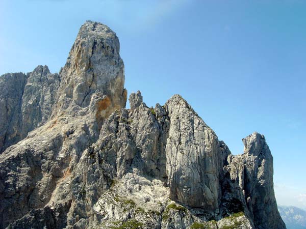 auf halbem Weg zum Gipfel kommt man der Bischofsmütze mit ihren kolossalen Felsausbrüchen sehr nahe; davor die zerklüftete Kulisse der Schwingerzipfe, links der höhere Südturm, rechts der Wienerturm