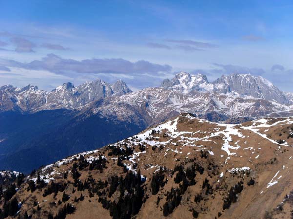 im N der Karnische Hauptkamm; rechts der Bildmitte die Hohe Warte