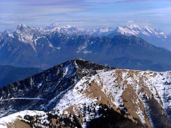 und gegen OSO rechts hinter dem Monte Dauda der Monte Amariana und die Julischen Alpen