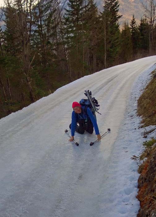 längere Warmlufteinbrüche im Winter können die normalerweise harmlose Rodelbahn zu einem speziellen Erlebnis werden lassen; unsere autorisierte Tiroler Bergwanderführerin ist beim Überqueren des Eisbandes nicht etwa gestürzt, dies ist ohne Steigeisen tatsächlich die einzig verbleibende Bewegungsform. Bei solchen Verhältnissen ist das kettenbewährte Hüttentaxi Gold wert