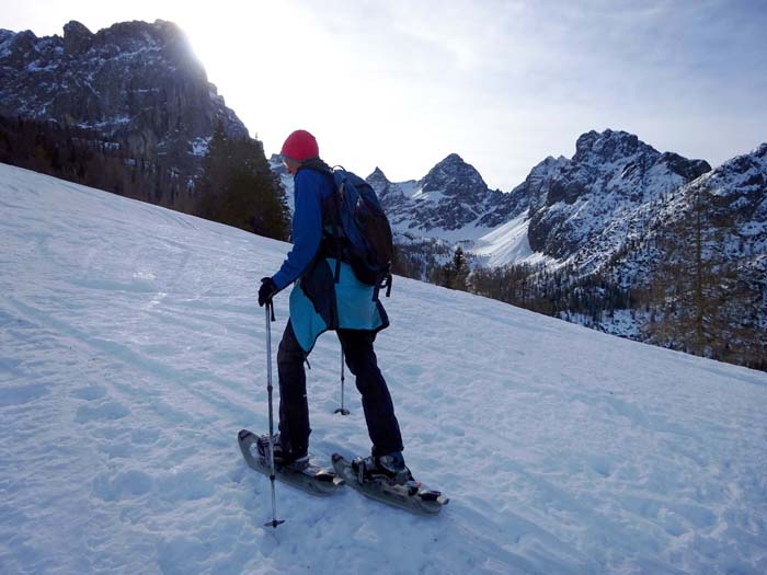 beim Aufstieg am Nordwestkamm herrschen pistenähnliche Verhältnisse, ist der Auerling doch im Winter wie im Sommer die beliebteste Schnuppertour um die Laserz