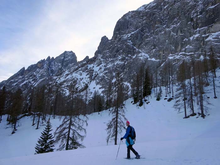 ganz knapp unter den düsteren Nordwänden und der Keilspitze ...