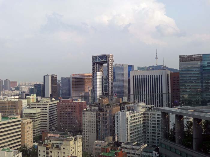 Blick von N auf Downtown Seoul und den Namsan (Südberg) mit seinem Aussichtsturm