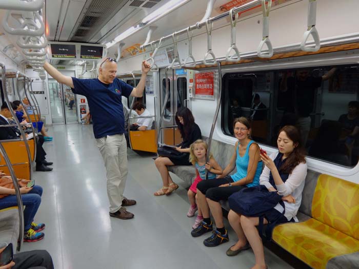 mit der U-Bahn geht's hinaus zu den einzelnen Parkeingängen