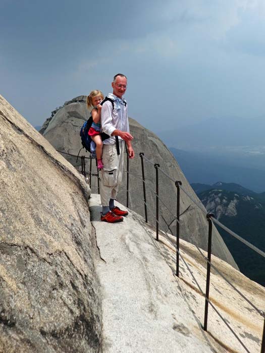 ein luftiger Quergang führt auf die Ostseite, dahinter der berühmte Kletterberg Insubong