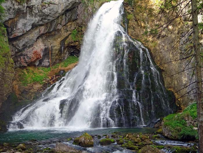 ... und sich über eine zweite Fallkante als Gollinger Wasserfall erneut insgesamt 75 m hoch in eine romantische Gumpe zu ergießen