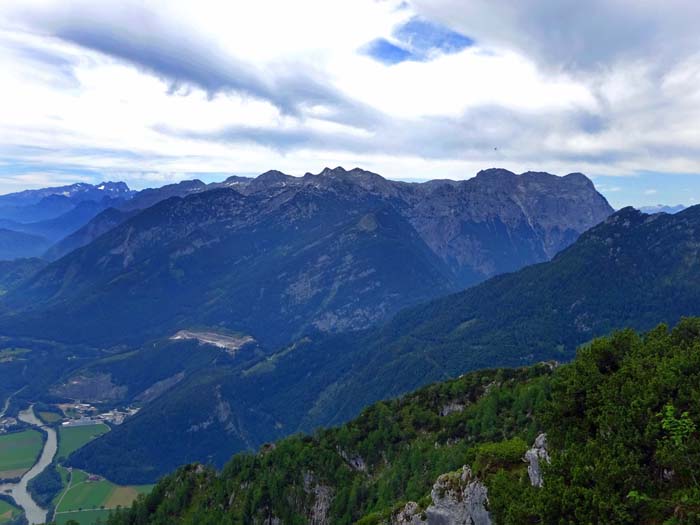 im Südosten das Tennengebirge