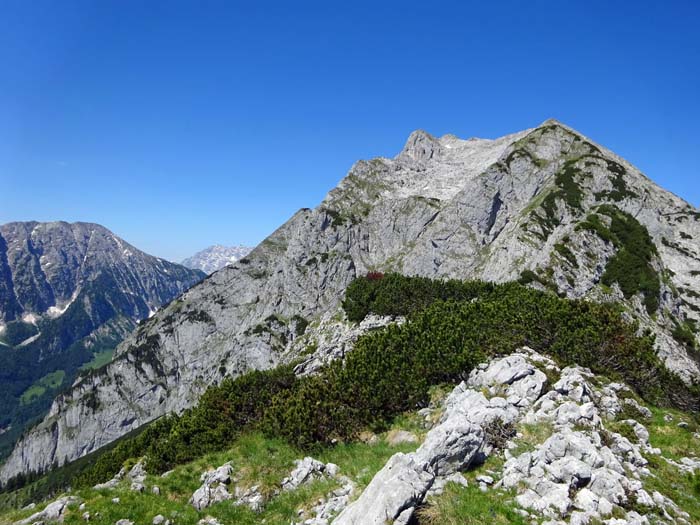 im Westen überm Torrener Joch - zwischen Schneibstein (links) und Gruberhorn/Freieck - erspähen wir sogar noch ein Stückerl Watzmann-Ostwand