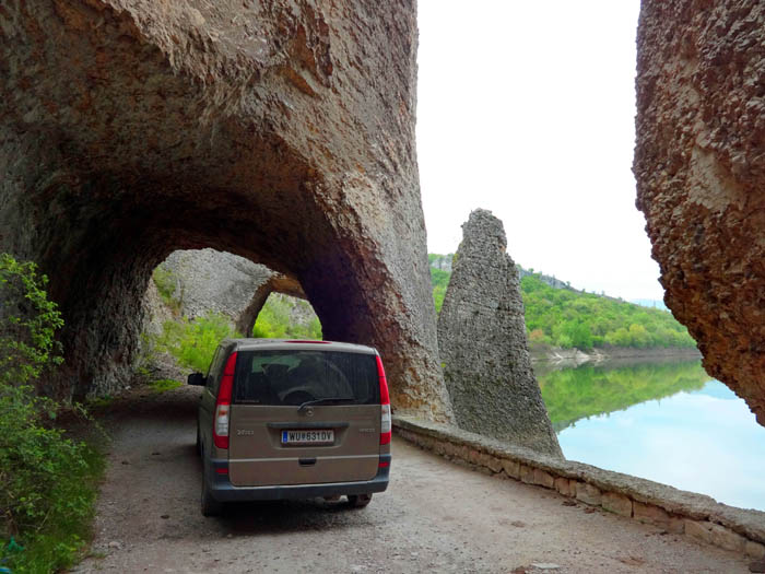 durch die Tunnels gelangt man zu einem schönen Klettergarten - ein beliebtes Wochenendziel für Kletterer aus Burgas und Varna