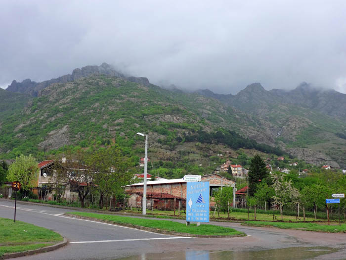 die Sinite kamani von Süden, von der Zufahrt zum Sessellift am nördlichen Stadtrand von Sliven