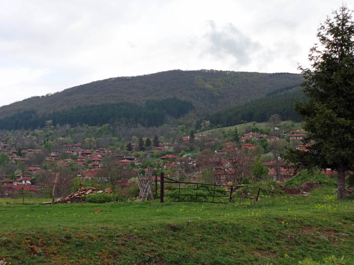 wir überqueren das großteils unberührte Waldgebirge nach NO und gelangen zum Museumsdorf Zheravna