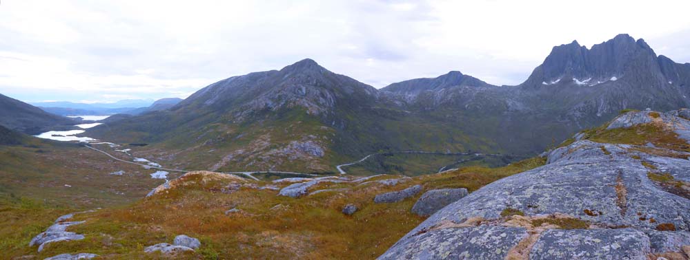 Blick vom Davensattel gegen SO; links Mefjordsee, rechts Breidtind