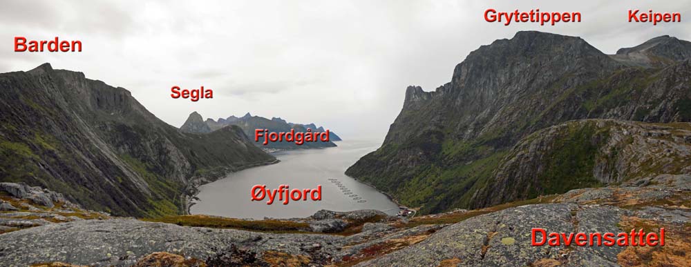nach der anderen Seite ein für Senja typisches Bild: wilde Felsgrate über engen, tief eingeschnittenen Fjorden