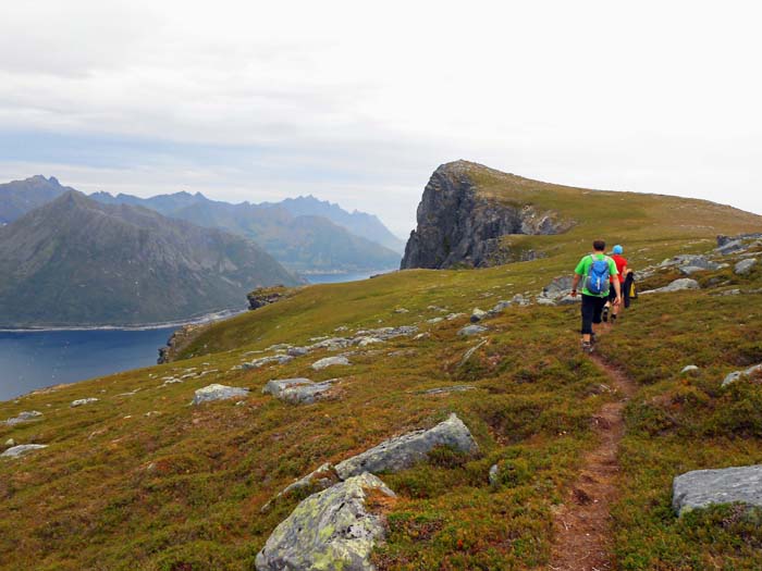 zwischen Vor- und Hauptgipfel ein überraschend weiträumiges Plateau