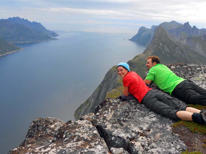 Tiefblick von der Gipfelkante auf den Mefjord; der nächste Konus im Kamm gegen W ist die Segla