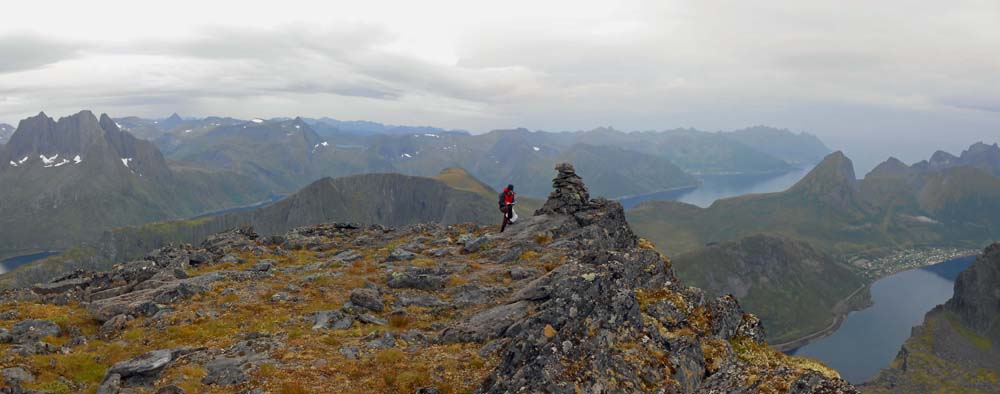 Gipfelpanorama vom Grytetippen gegen SW; links Breidtind, rechts unten Fjordgård, überragt von der Segla