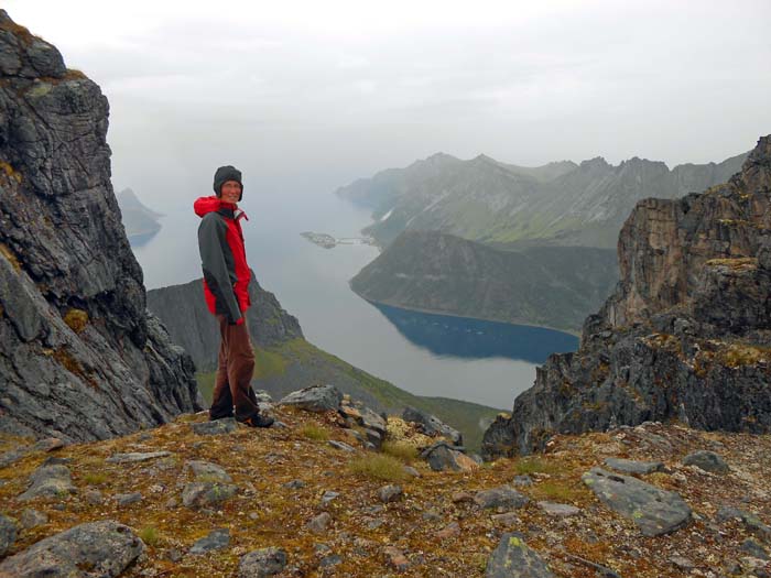 Scharte im Gipfelkamm gegen NW; im Fjord die Inselsiedlung Husøy