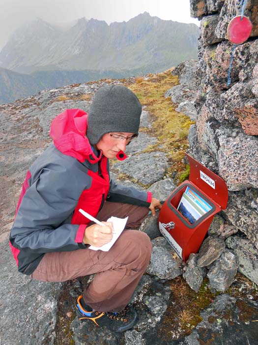 norwegische Edelbuchkassette am riesigen Gipfelsteinmann des Keipen - mit 230 Euro zuzüglich Versandkosten ist man dabei