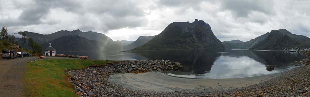 eine hilfsbereite Norwegerin verrät uns diese Grillhytta am Ende der Fahrstraße hinter Fjordgård; der Finger rechts der Bildmitte ist der Grytetippen, rechts der Barden