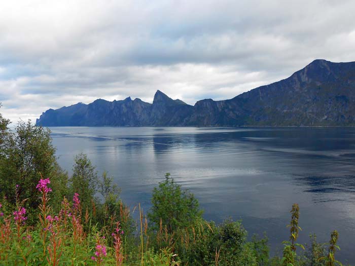 auf der Weiterfahrt entlang der NW-Küste von Senja; nochmals der Mefjord mit Segla und Barden