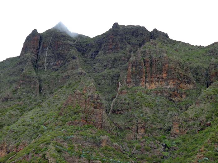 typische Topografie im wilden Westen Teneriffas: Von den Steilflanken des 1318 m hohen Pico Verde nordwestlich von Santiago del Teide ...