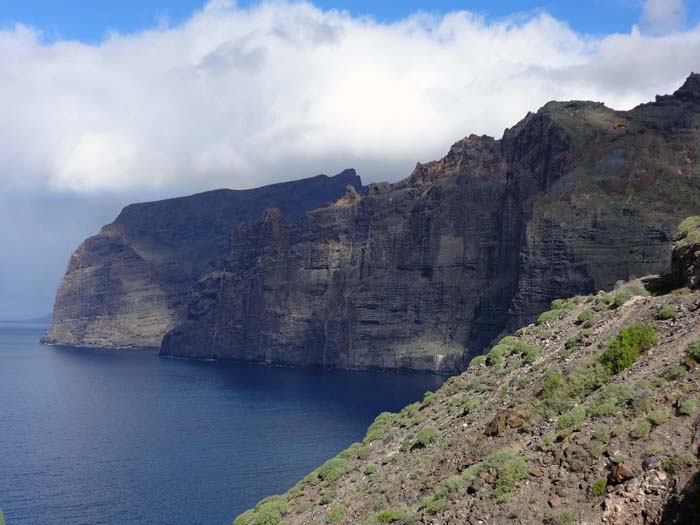 ... zum Atlantik hinunter; sie ist nicht der einzige, wohl aber der überlaufenste Canyon dieses spektakulären Inselteils, deshalb fällt unsere Wahl auf den parallel laufenden Barranco Seco