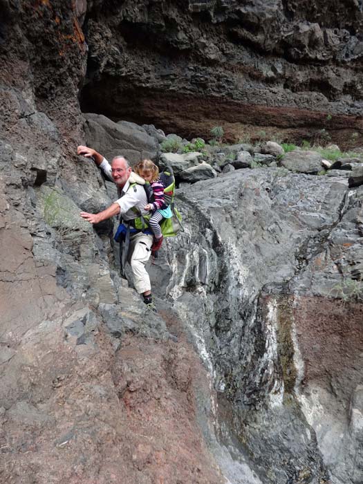 ziemlich weit unten die Schlüsselstelle des Barranco Seco - ein steiler Abbruch, der gequert werden muss