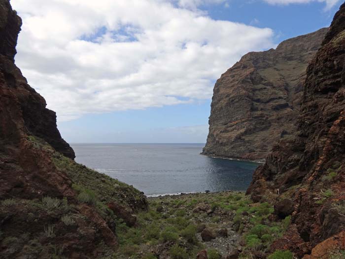 plötzlich treten die Felsen auseinander und wir stehen vor der Playa de Barranco Seco