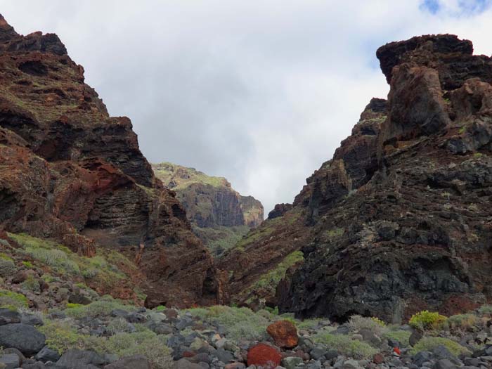 ... kommt man an der Ausmündung des Barranco del Natero vorbei, der zwischen unserer Schlucht und dem Barranco de Masca eingeschnitten ist