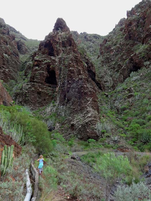 nach 200 Hm haben wir die gemauerte Wasserleitung wieder erreicht; Ronja auf der Suche nach dem nächsten Höhleneingang (rechts oberhalb von ihr, am Fuß der schmalen Felswand in Bildmitte, hinter dem grünen Busch versteckt)