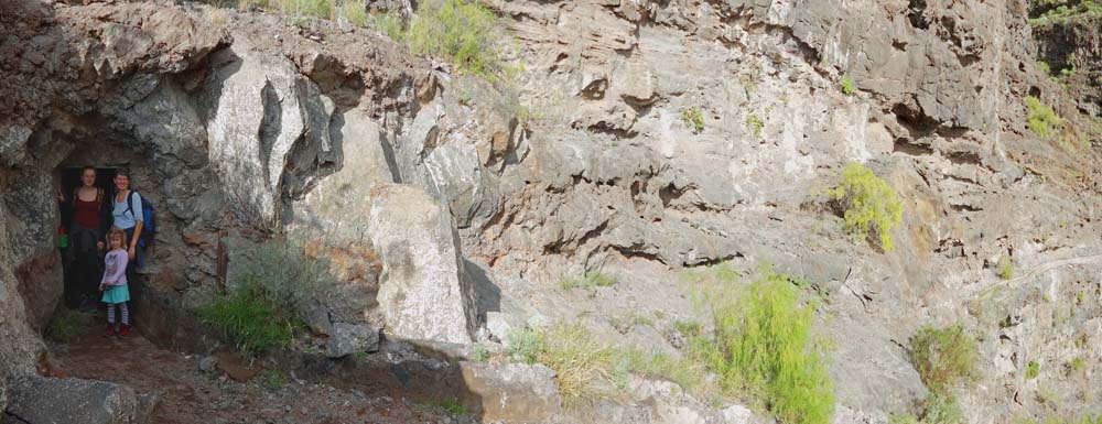 beim Verlassen der Unterwelt (hier wird an der Stollentür vor jeder denkbaren Todesart in der Höhle gewarnt) erwartet uns die nächste Überraschung