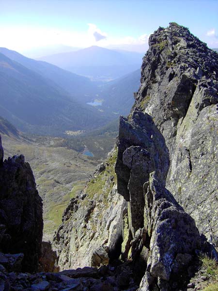 die oberste Scharte im SW-Grat ist noch problemlos zu passieren, dann wird es schnell ernst (Pseudoreitgrat, zerbröselter Quarzturm, labile Flanken); am besten früh genug (noch auf grasigem Grund) in die NW-Flanke absteigen