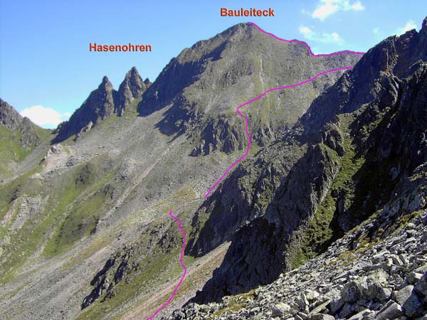 unser Abstieg durch die Bauleiteck NW-Flanke; es spart viel Zeit, wenn man gleich unterhalb des Gipfels in die Grasflanke einsteigt; steilster Teil an den Grundmauern, bei Nässe kaum zu machen, dafür tolle Ansichten der fantastischen Hasenohren, die im Draufblick vom Bauleiteckgipfel kaum auszumachen sind