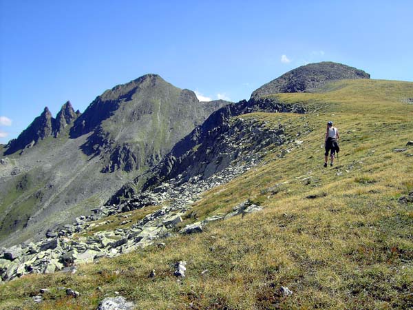 Bauleiteck und Krautgartkogel (rechts) vom Krautgarten, einer herrlichen, sanft geneigten Wiesenhochfläche; wer möchte da nicht im Winter mit Schi wiederkommen