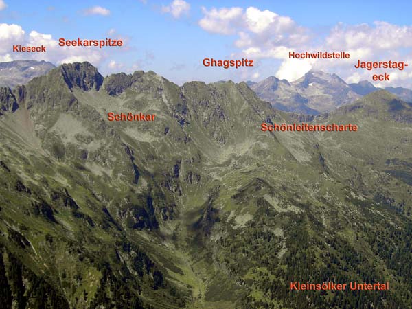 erst ein Schrofen-, dann ein Blockgrat führen unschwierig auf die Steinkarspitze; es folgt das Gipfelpanorama: nach NW, ...