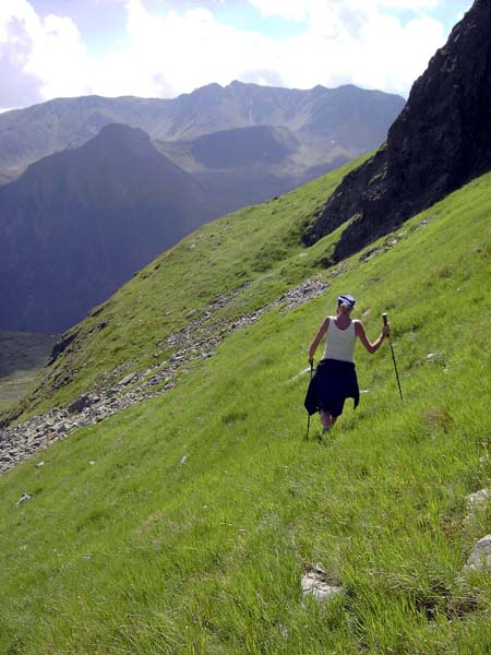 ... weshalb wir uns über steiles Gras in die sonnige Südseite schlagen; unter den Felswänden stößt man auf längst verwachsene Reste alter Almsteigtrassen