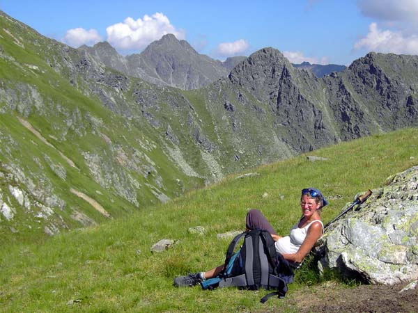 noch vor dem frisch angelegten Weg zum Grübelsee steigen wir eine gut geneigte Grasmulde hinauf zur Terrasse ...