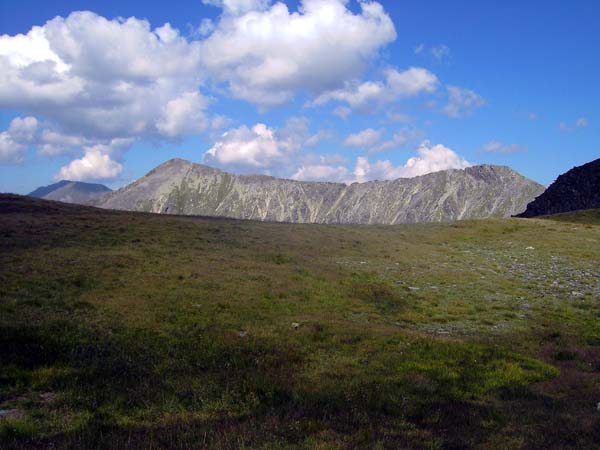 der Wiederaufstieg zum Hauptkamm tut nicht mehr weh und lohnt sich auf alle Fälle; Rückblick auf den Grat zwischen Steinkarspitze (links) und Flederweißspitz