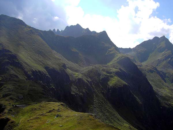 ... auf der ab Hubenbauertörl parallel zum Hauptkamm wieder ein bezeichneter Wanderweg existiert