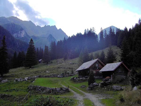 saftiges Grün (Schöttelhütte) und dunkle Zacken (Kircheleck Südgrat) - ein typisches Motiv aus den Schladminger Tauern