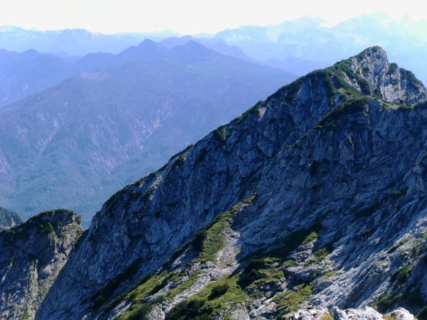 der Aufstieg über den NO-Kamm auf den Bergwerkskogel erfordert einen kurzen Zwischenabstieg in eine tiefe Scharte, das sogenannte Klamml - hier vom Gipfel des Rettenkogel gesehen