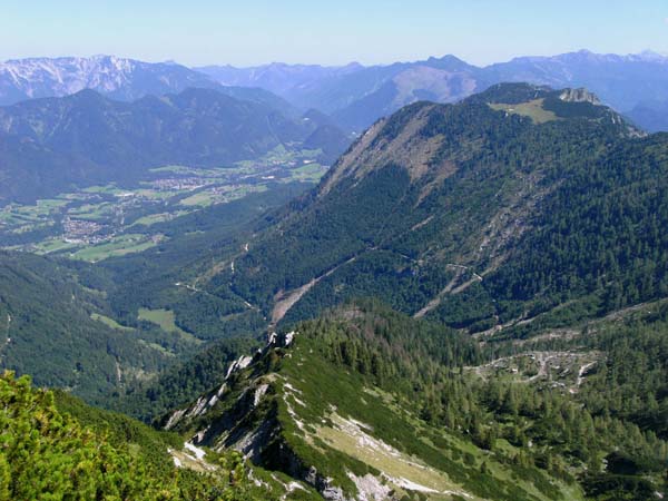 Blick vom Bergwerkskogel nach NO; Bad Ischl versteckt sich hinter der Katrin, links das Höllengebirge