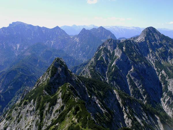 auf der gegenüberliegenden Seite (SW) zieht ein zerrissener Gratkamm zum Rinnkogel; links das Gamsfeld, hinten das Tennengebirge