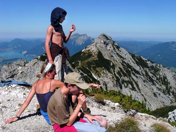 nach N führt unser Verbindungsgrat zum Rettenkogel; links davon Schafberg und Wolfgangsee